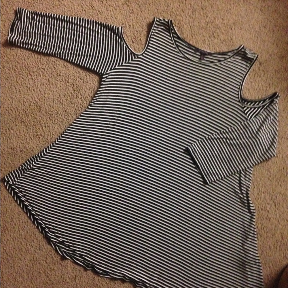 B&W striped tunic, "cold shoulder" style. Size XL